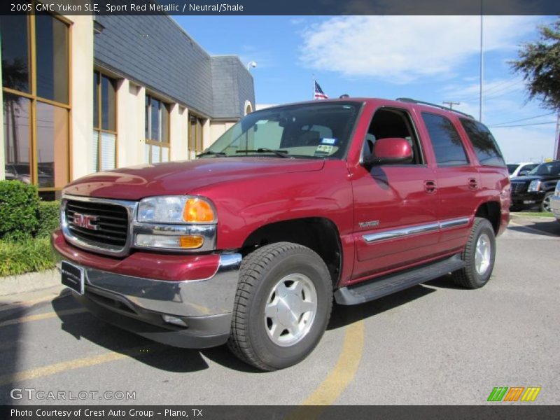 Front 3/4 View of 2005 Yukon SLE