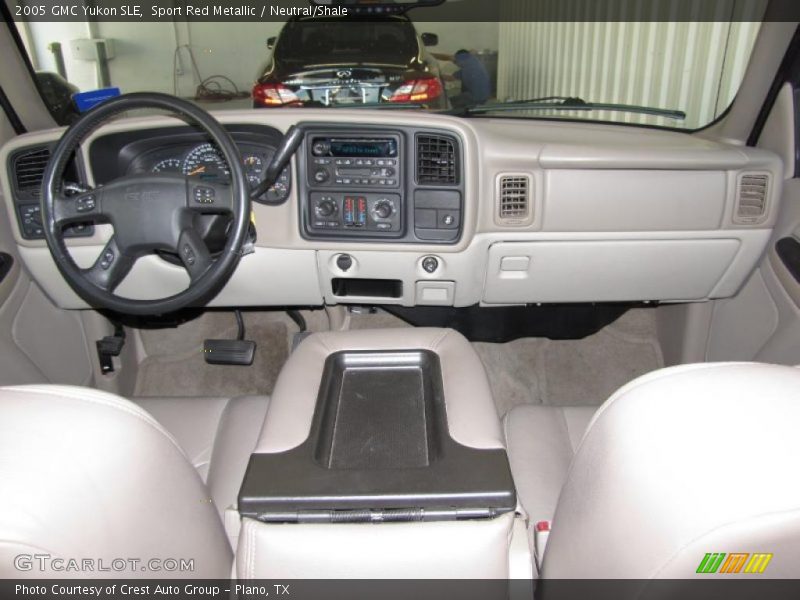 Dashboard of 2005 Yukon SLE
