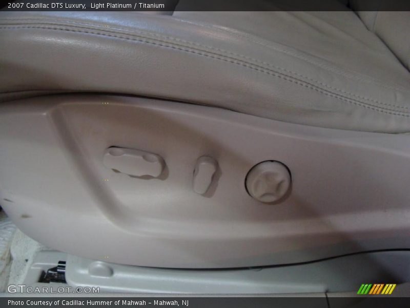 Light Platinum / Titanium 2007 Cadillac DTS Luxury