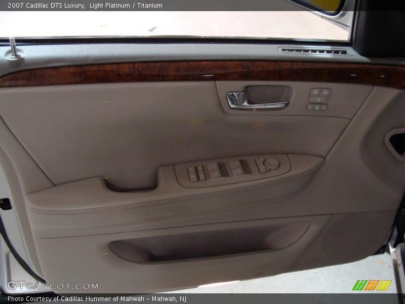 Light Platinum / Titanium 2007 Cadillac DTS Luxury
