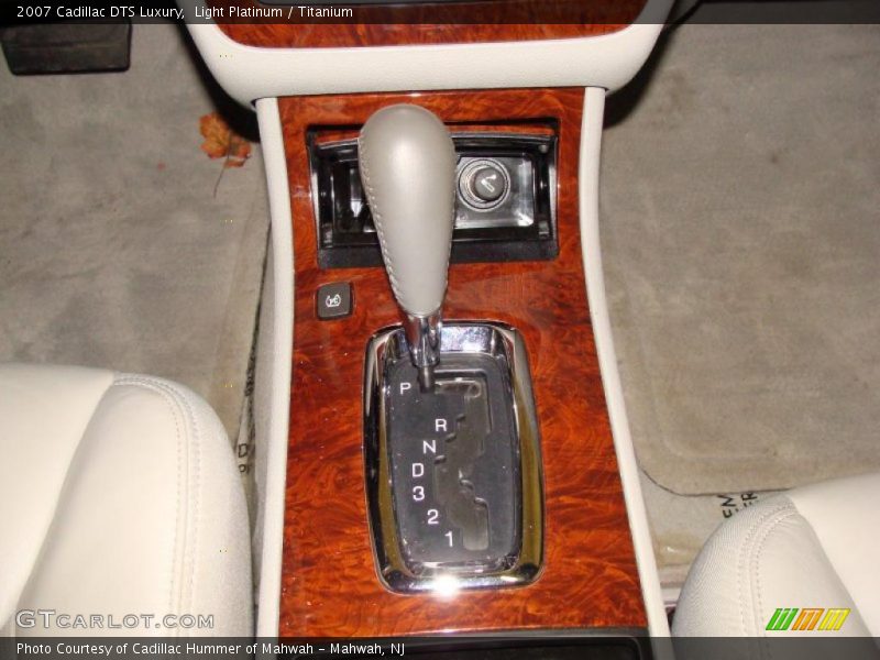 Light Platinum / Titanium 2007 Cadillac DTS Luxury