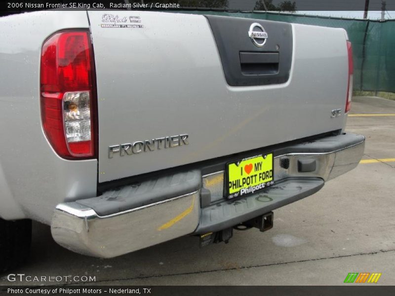 Radiant Silver / Graphite 2006 Nissan Frontier SE King Cab