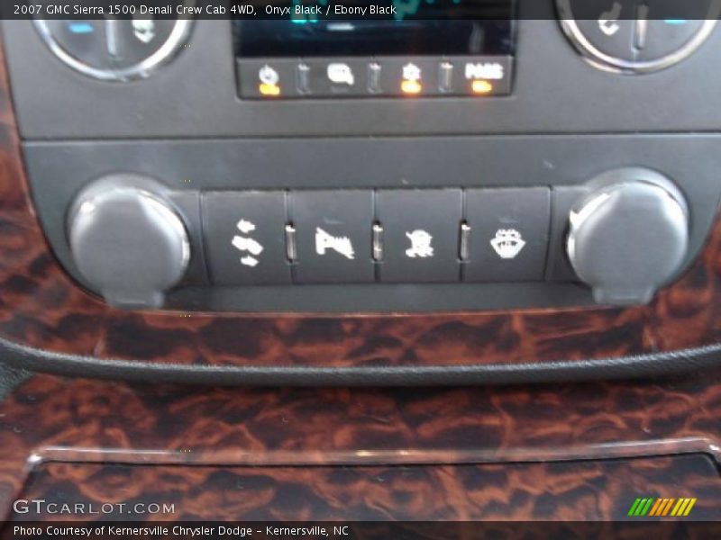 Controls of 2007 Sierra 1500 Denali Crew Cab 4WD