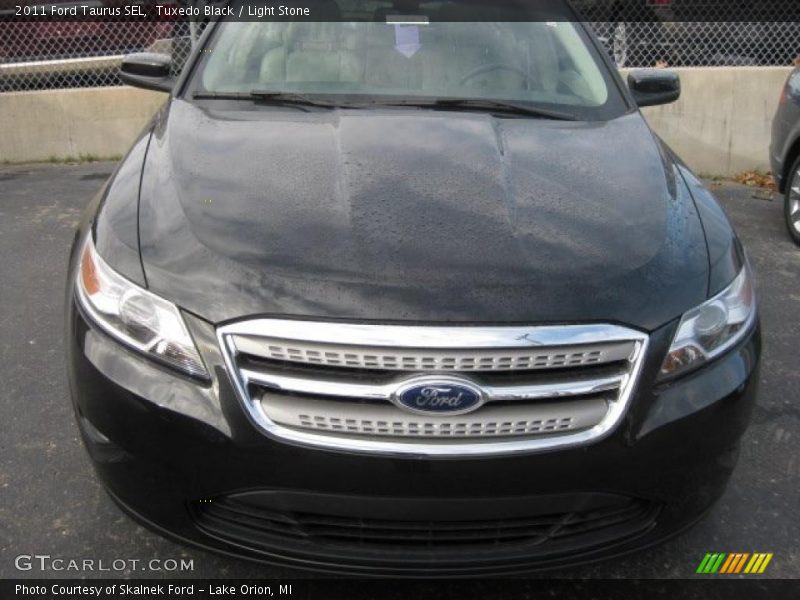 Tuxedo Black / Light Stone 2011 Ford Taurus SEL