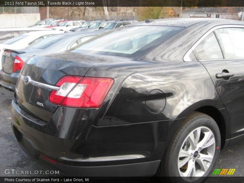 Tuxedo Black / Light Stone 2011 Ford Taurus SEL