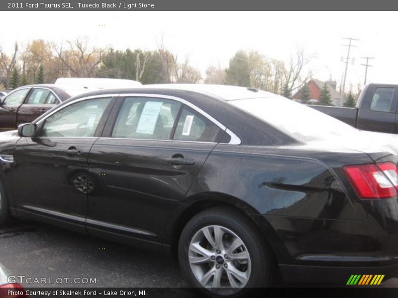 Tuxedo Black / Light Stone 2011 Ford Taurus SEL