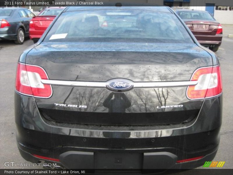 Tuxedo Black / Charcoal Black 2011 Ford Taurus Limited