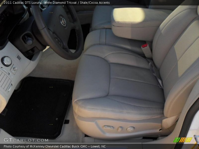 White Diamond Tricoat / Shale/Cocoa Accents 2011 Cadillac DTS Luxury