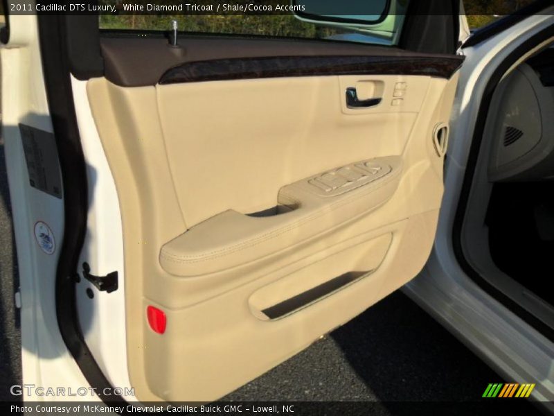 White Diamond Tricoat / Shale/Cocoa Accents 2011 Cadillac DTS Luxury