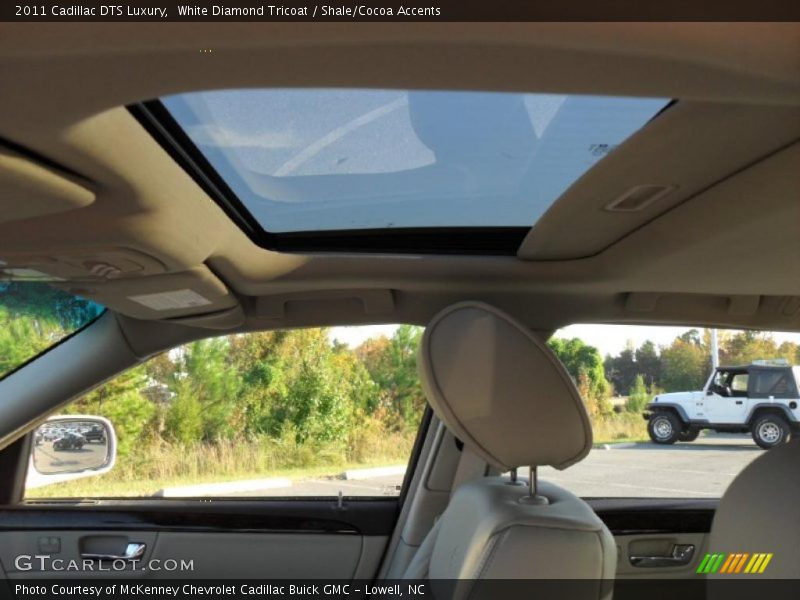 White Diamond Tricoat / Shale/Cocoa Accents 2011 Cadillac DTS Luxury