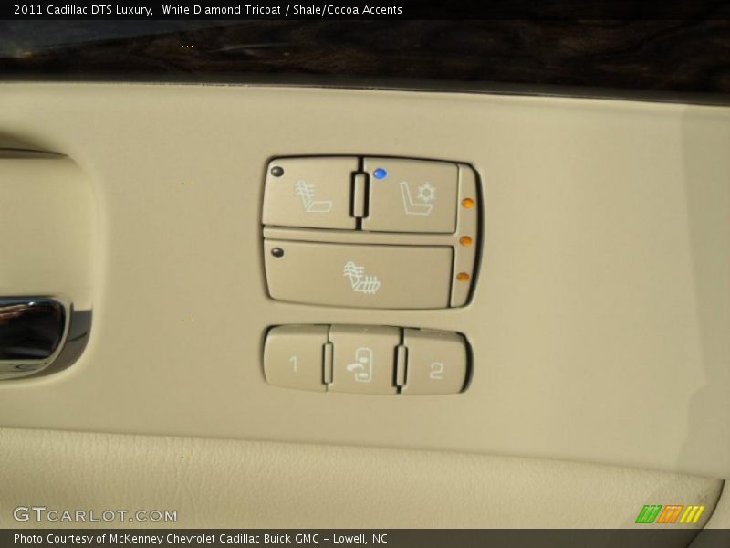 White Diamond Tricoat / Shale/Cocoa Accents 2011 Cadillac DTS Luxury