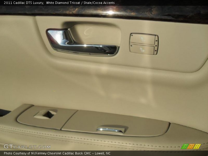 White Diamond Tricoat / Shale/Cocoa Accents 2011 Cadillac DTS Luxury