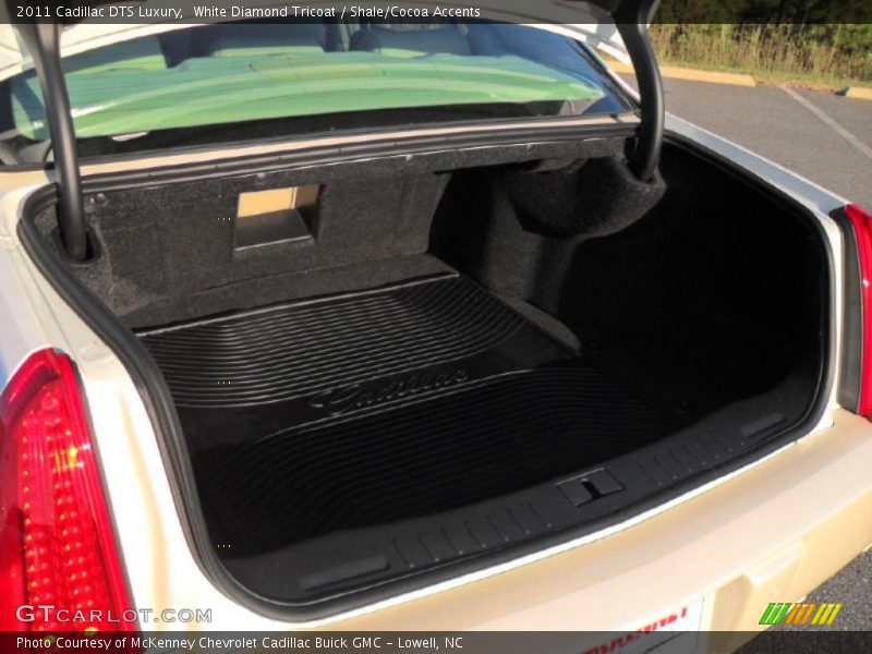 White Diamond Tricoat / Shale/Cocoa Accents 2011 Cadillac DTS Luxury
