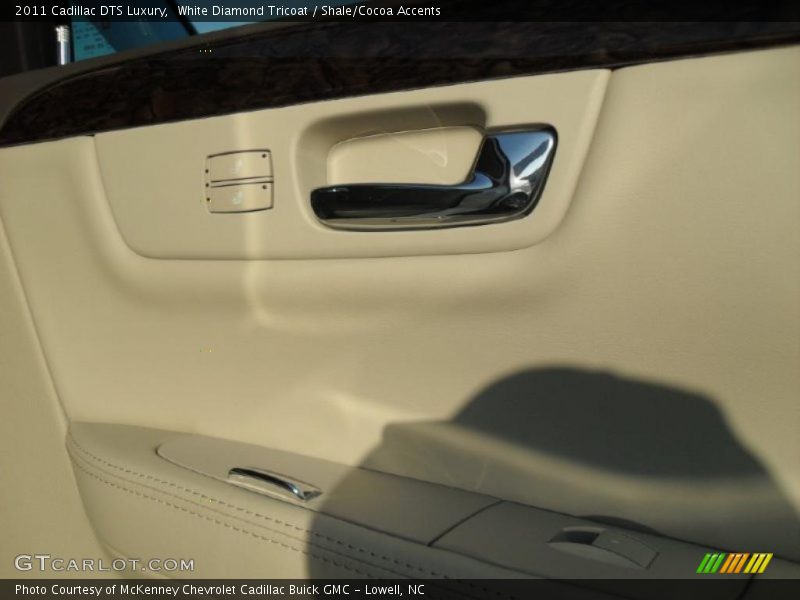 White Diamond Tricoat / Shale/Cocoa Accents 2011 Cadillac DTS Luxury