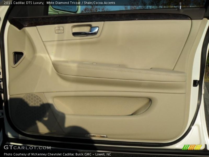 White Diamond Tricoat / Shale/Cocoa Accents 2011 Cadillac DTS Luxury