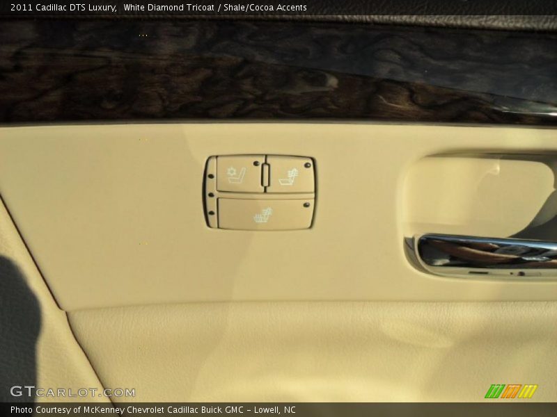 White Diamond Tricoat / Shale/Cocoa Accents 2011 Cadillac DTS Luxury