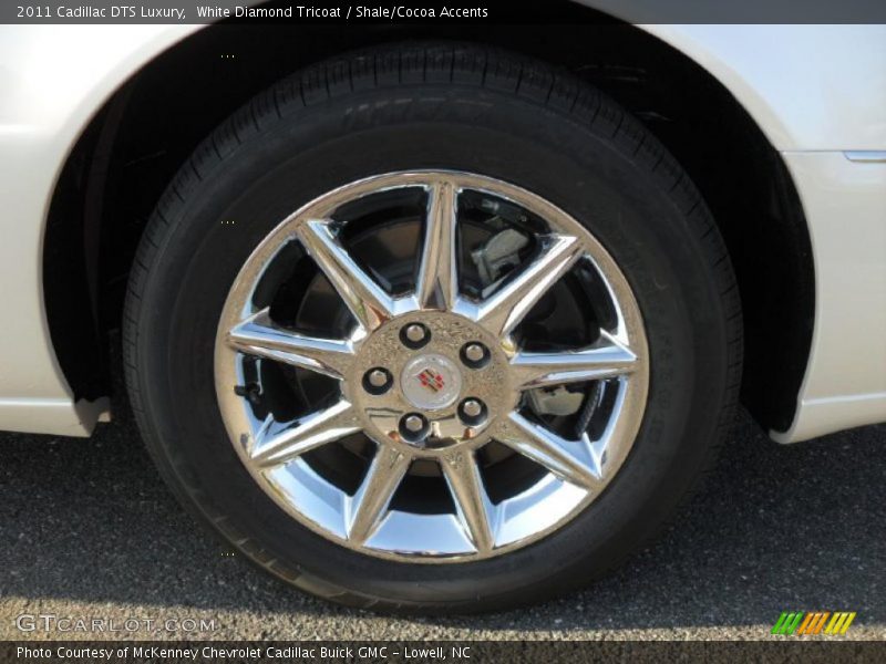 White Diamond Tricoat / Shale/Cocoa Accents 2011 Cadillac DTS Luxury