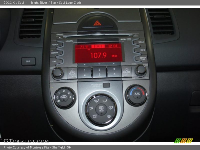 Bright Silver / Black Soul Logo Cloth 2011 Kia Soul +