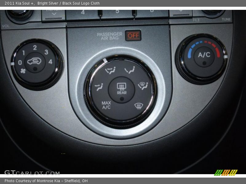 Bright Silver / Black Soul Logo Cloth 2011 Kia Soul +