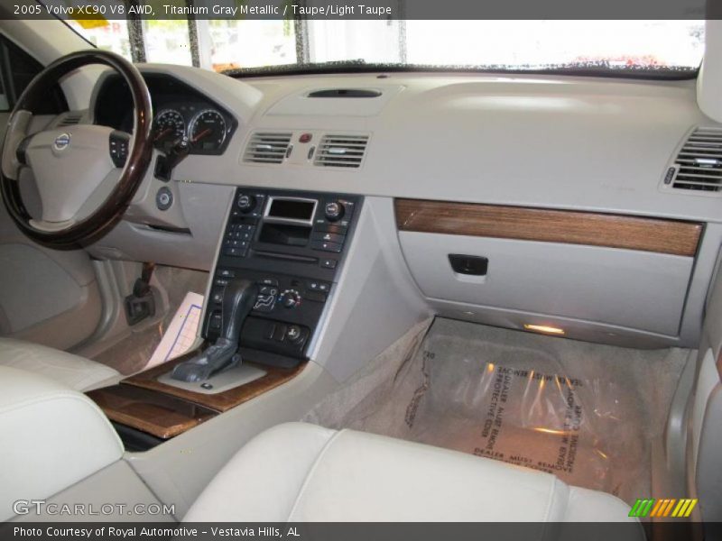Dashboard of 2005 XC90 V8 AWD