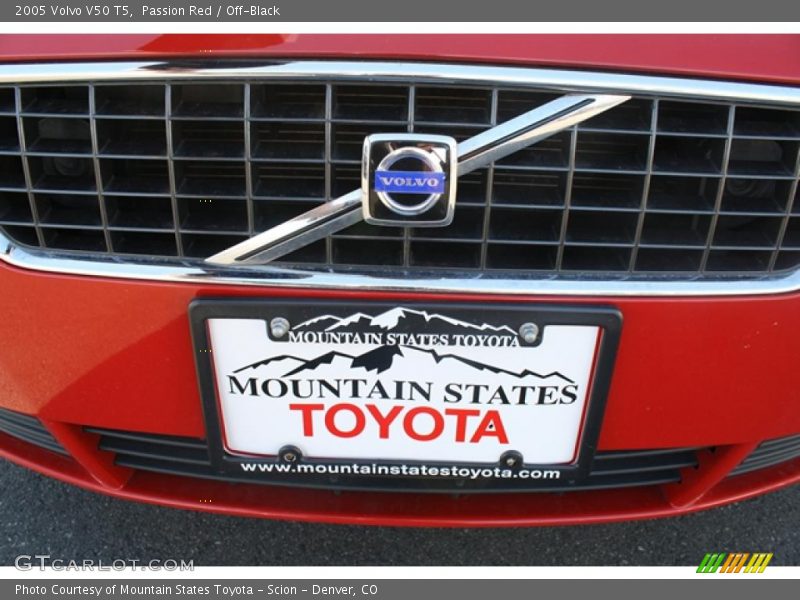 Passion Red / Off-Black 2005 Volvo V50 T5