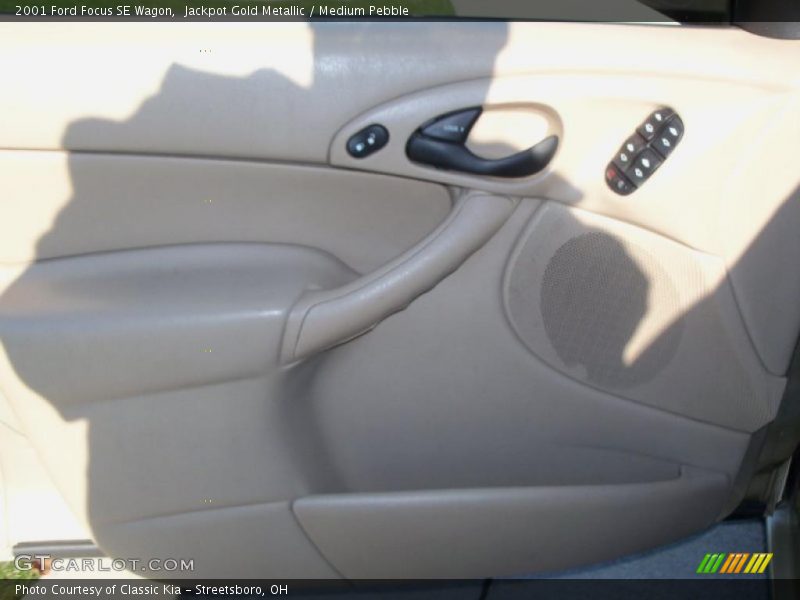 Jackpot Gold Metallic / Medium Pebble 2001 Ford Focus SE Wagon