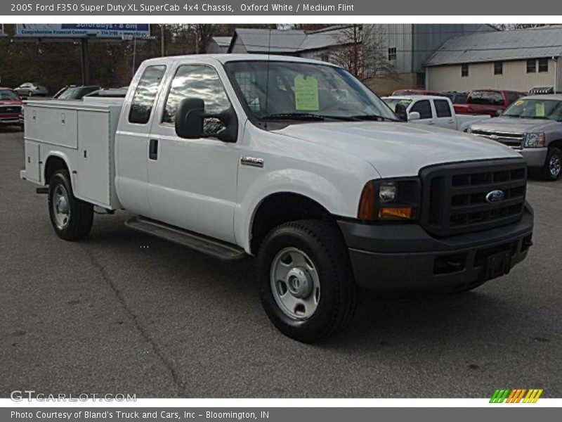 Oxford White / Medium Flint 2005 Ford F350 Super Duty XL SuperCab 4x4 Chassis