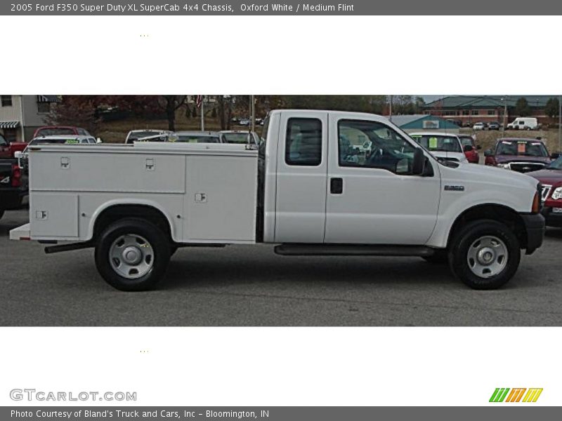 Oxford White / Medium Flint 2005 Ford F350 Super Duty XL SuperCab 4x4 Chassis