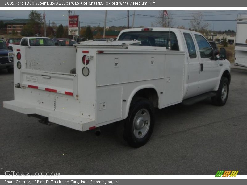 Oxford White / Medium Flint 2005 Ford F350 Super Duty XL SuperCab 4x4 Chassis