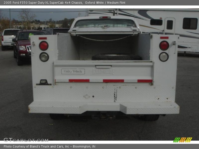 Oxford White / Medium Flint 2005 Ford F350 Super Duty XL SuperCab 4x4 Chassis