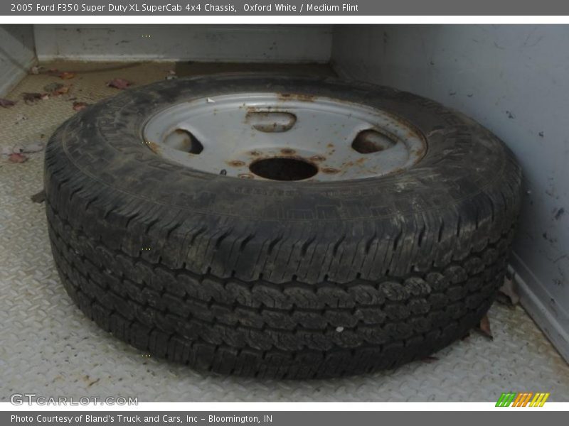 Oxford White / Medium Flint 2005 Ford F350 Super Duty XL SuperCab 4x4 Chassis