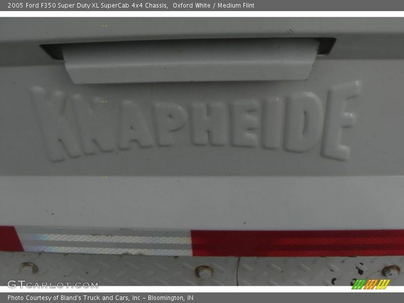 Oxford White / Medium Flint 2005 Ford F350 Super Duty XL SuperCab 4x4 Chassis