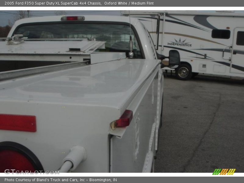 Oxford White / Medium Flint 2005 Ford F350 Super Duty XL SuperCab 4x4 Chassis