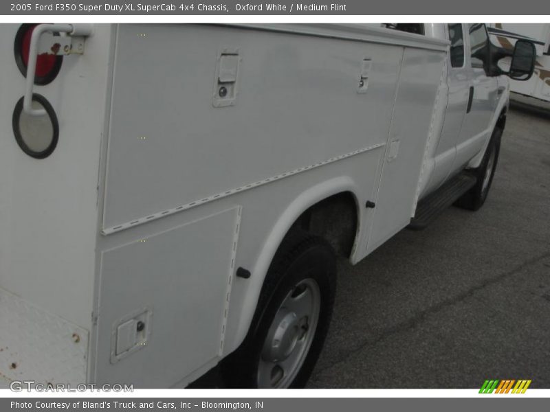 Oxford White / Medium Flint 2005 Ford F350 Super Duty XL SuperCab 4x4 Chassis