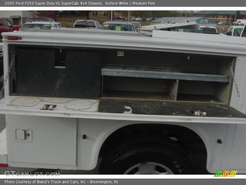 Oxford White / Medium Flint 2005 Ford F350 Super Duty XL SuperCab 4x4 Chassis