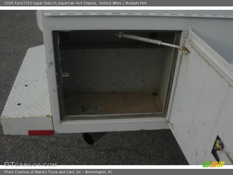 Oxford White / Medium Flint 2005 Ford F350 Super Duty XL SuperCab 4x4 Chassis