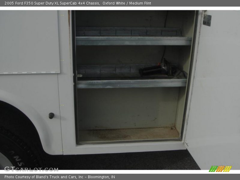Oxford White / Medium Flint 2005 Ford F350 Super Duty XL SuperCab 4x4 Chassis