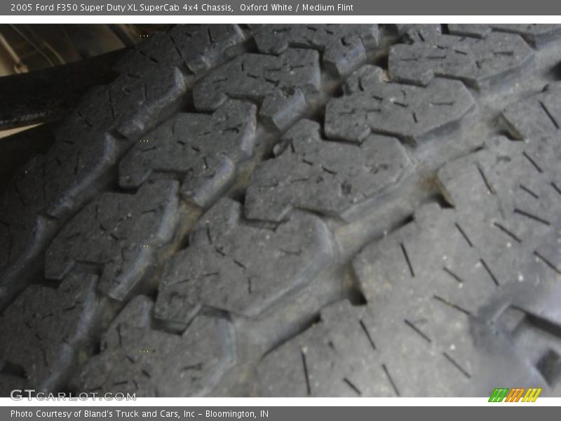Oxford White / Medium Flint 2005 Ford F350 Super Duty XL SuperCab 4x4 Chassis