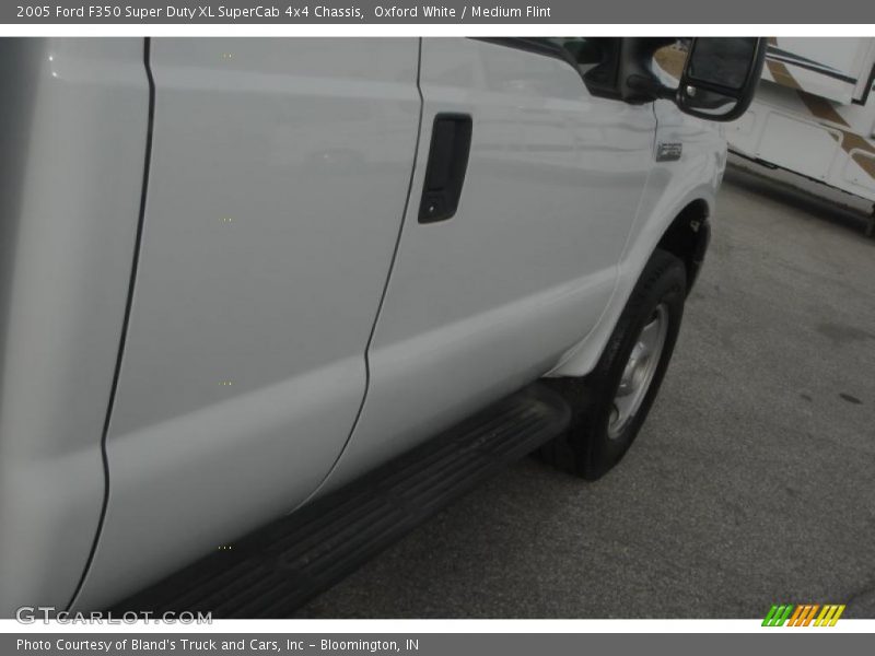 Oxford White / Medium Flint 2005 Ford F350 Super Duty XL SuperCab 4x4 Chassis