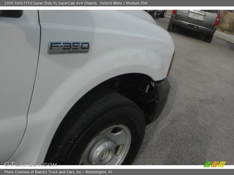 Oxford White / Medium Flint 2005 Ford F350 Super Duty XL SuperCab 4x4 Chassis