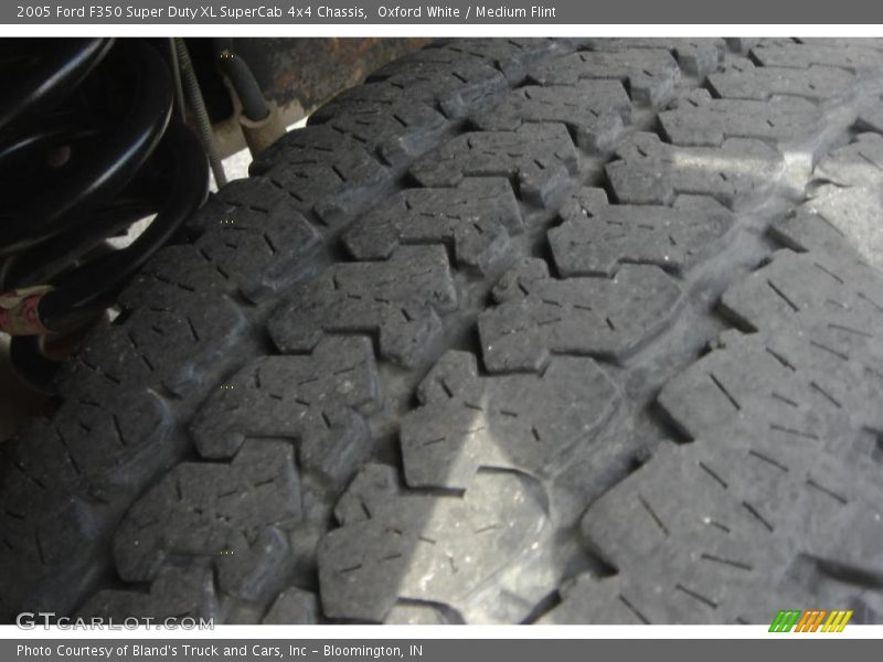 Oxford White / Medium Flint 2005 Ford F350 Super Duty XL SuperCab 4x4 Chassis