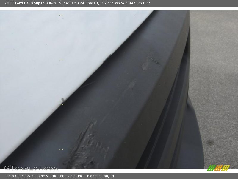 Oxford White / Medium Flint 2005 Ford F350 Super Duty XL SuperCab 4x4 Chassis