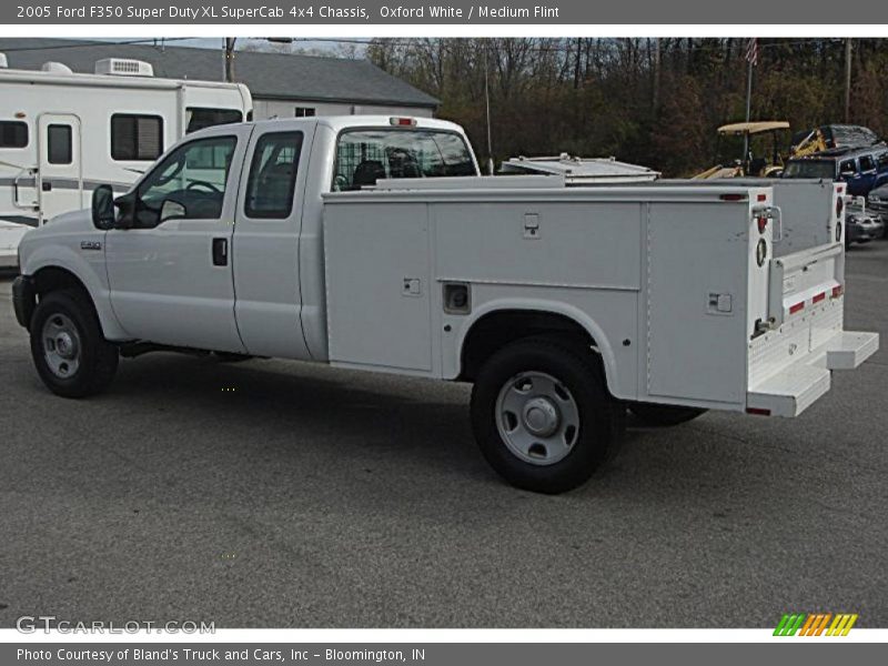 Oxford White / Medium Flint 2005 Ford F350 Super Duty XL SuperCab 4x4 Chassis