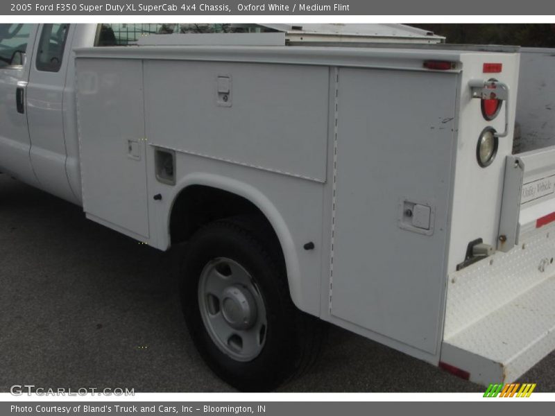 Oxford White / Medium Flint 2005 Ford F350 Super Duty XL SuperCab 4x4 Chassis