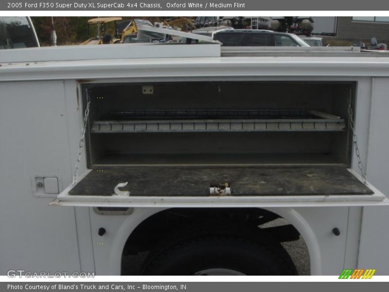 Oxford White / Medium Flint 2005 Ford F350 Super Duty XL SuperCab 4x4 Chassis