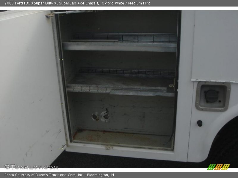 Oxford White / Medium Flint 2005 Ford F350 Super Duty XL SuperCab 4x4 Chassis