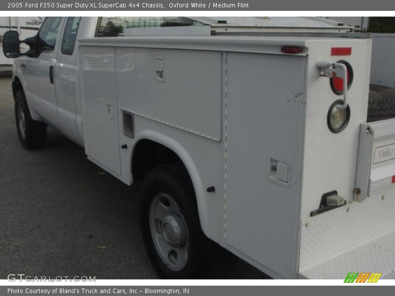 Oxford White / Medium Flint 2005 Ford F350 Super Duty XL SuperCab 4x4 Chassis
