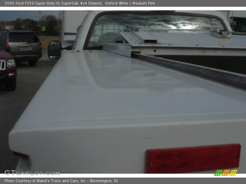 Oxford White / Medium Flint 2005 Ford F350 Super Duty XL SuperCab 4x4 Chassis