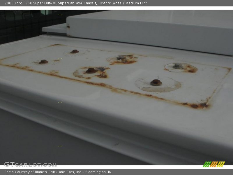 Oxford White / Medium Flint 2005 Ford F350 Super Duty XL SuperCab 4x4 Chassis