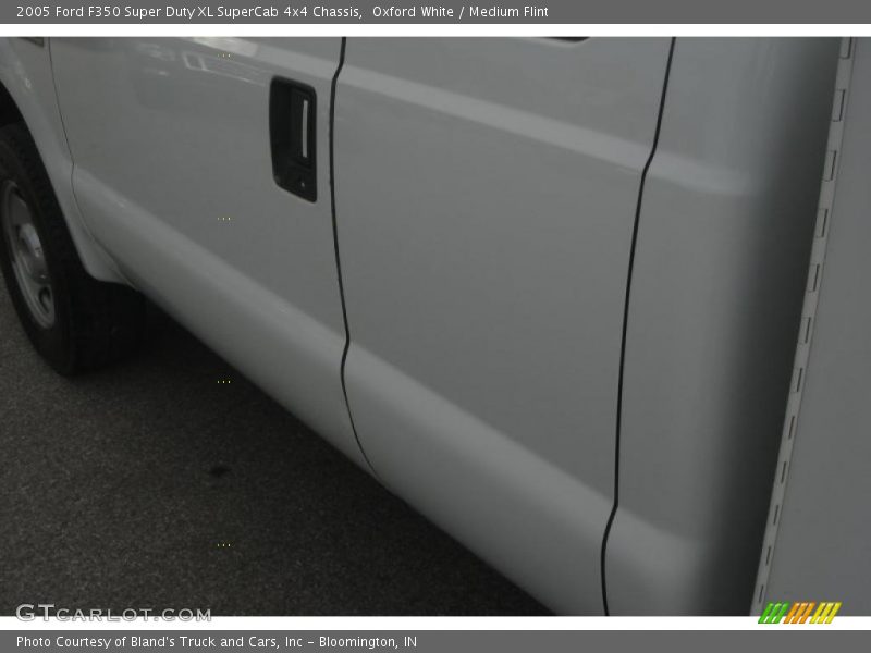 Oxford White / Medium Flint 2005 Ford F350 Super Duty XL SuperCab 4x4 Chassis